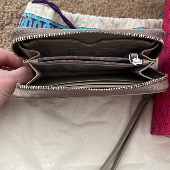 Tori Burch Wristlet. 1 zipper pouch, 3 credit card slots and a larger pocket. - Picture 3 of 3